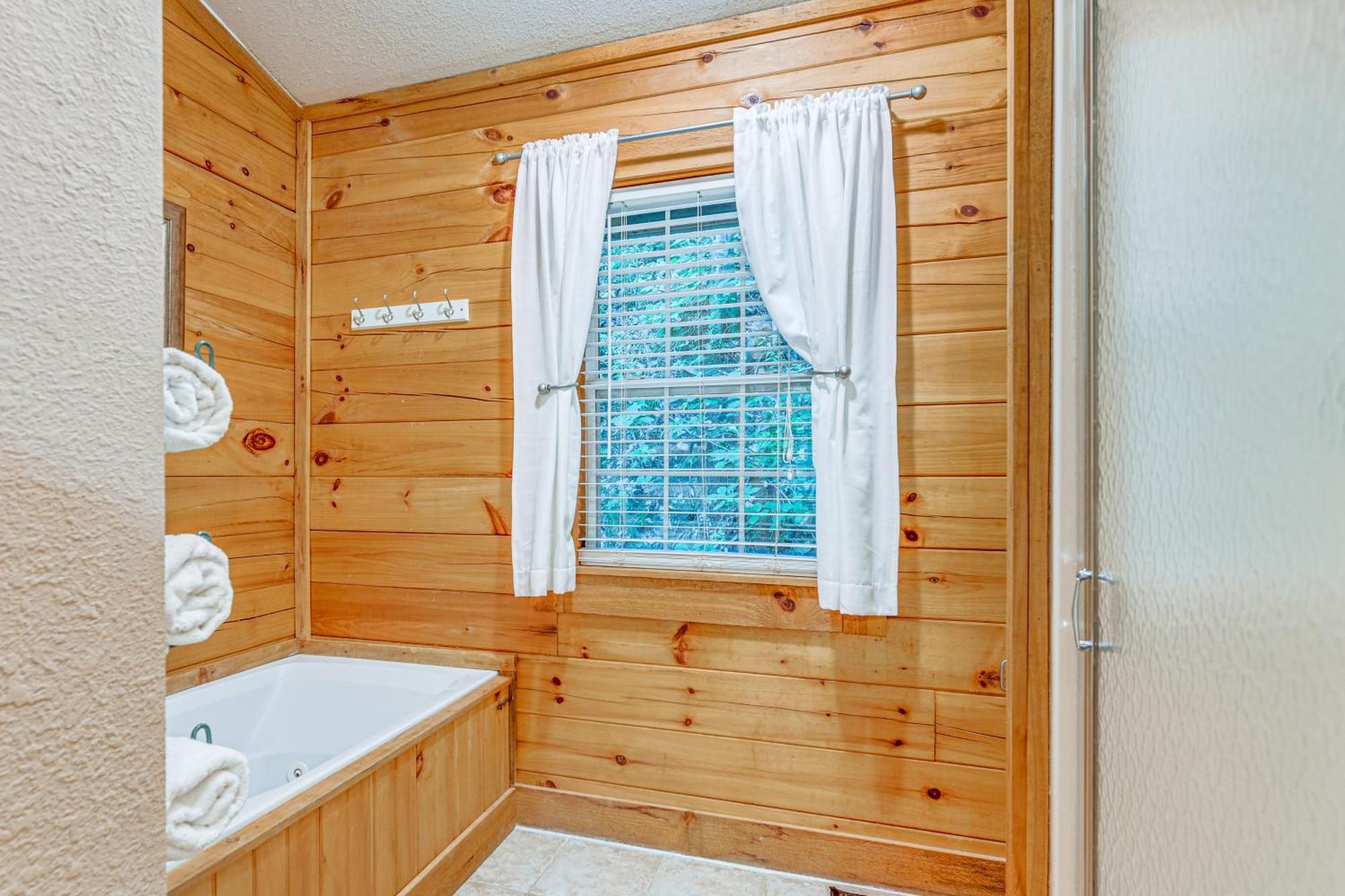Serene Maggie Valley Retreat With Deck And Hot Tub! Zewnętrze zdjęcie